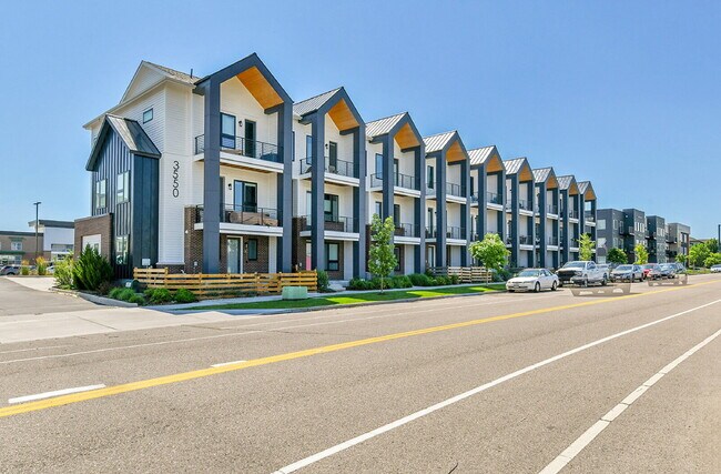 Building Photo - $3,200 - 2 Bed, 2.5 Bath Townhome in Prime...