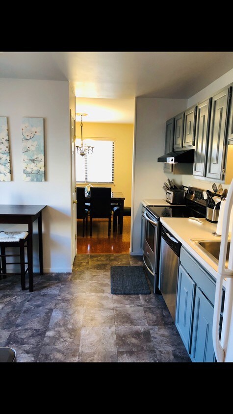 Foto principal - 503 Village Dr
