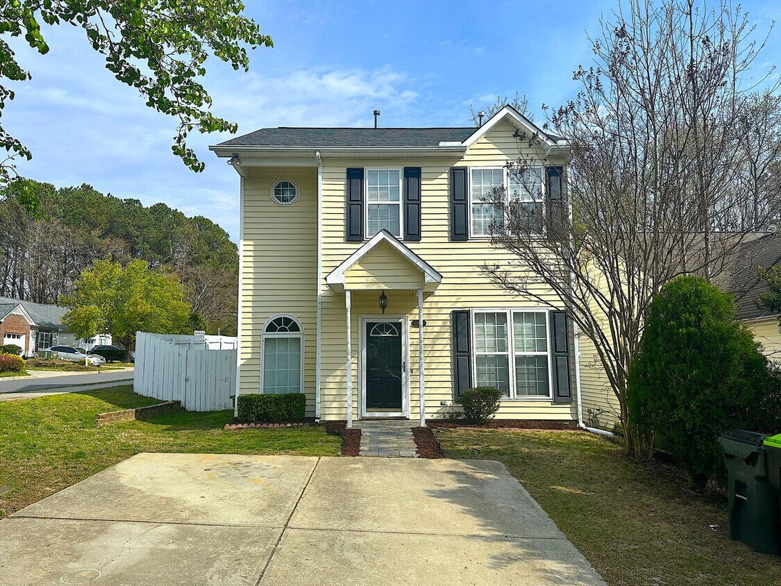 Primary Photo - Great Home in the Heart of Apex w/ Fenced ...