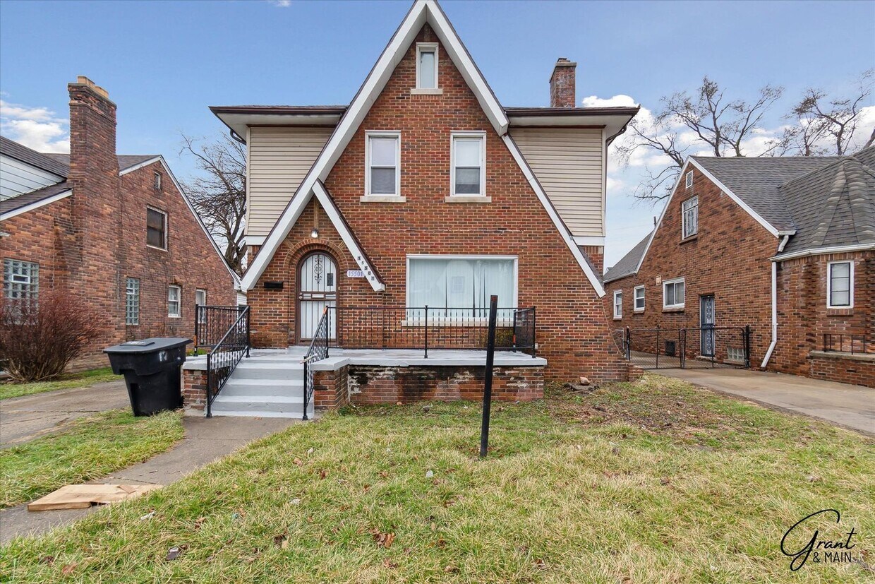 Foto principal - $1500 Large 3 bedroom home