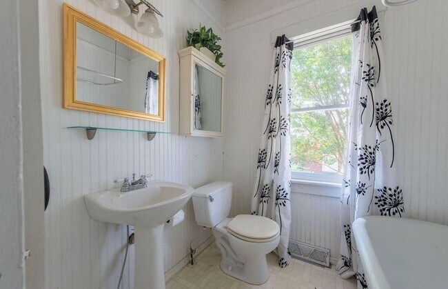 Building Photo - Amazing 3/ 1 House for Rent