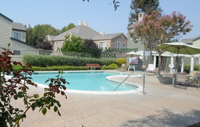 Foto del edificio - Great Location! Two Story Townhome in Berr...