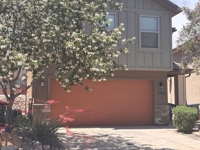 Building Photo - Beautiful Desert Canyon 4 Bedroom / 2.5 Ba...