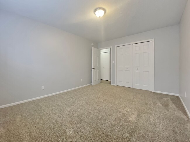 Foto del edificio - Two Bedroom - 1 Bath 2 Blocks from Lake Ma...