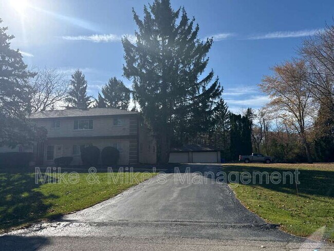 Foto del edificio - 15315 Marilyn Dr