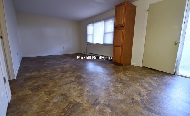 Foto del edificio - 10 Oakwood Dr