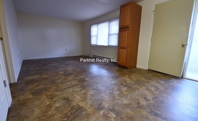 Building Photo - 10 Oakwood Dr