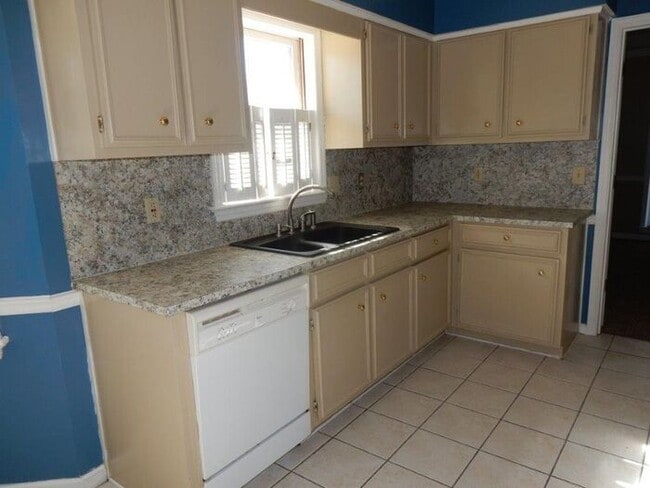 Building Photo - 3 Bedroom, 2 Bathroom off of Old Moon Road!