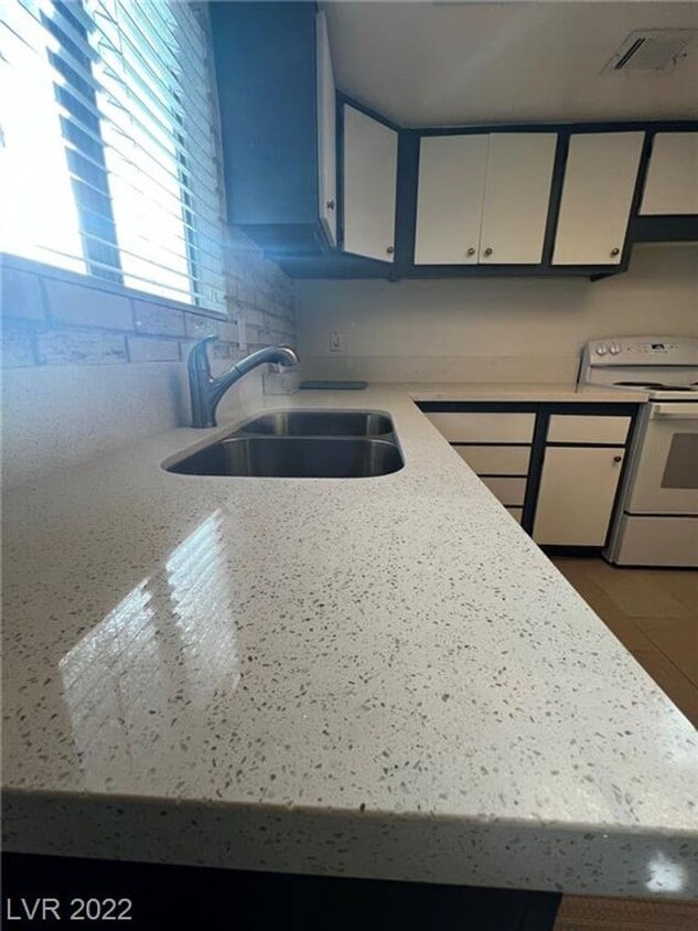 Foto principal - Immaculate two bedroom, two story town hom...
