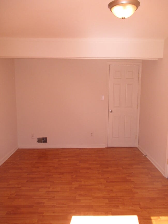 Building Photo - Fully Updated 2BR/1.5 BA Townhome in Pasad...