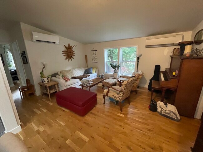 Comedor (el inquilino lo utiliza como segunda sala de estar) - 126 Charlie Ln