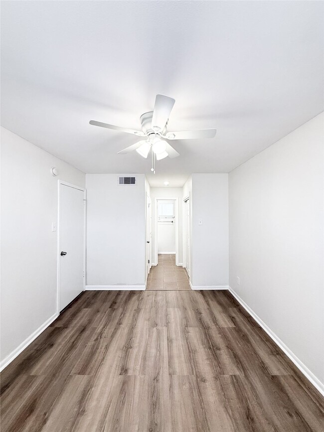 Foto del edificio - 1141 N Durham Dr