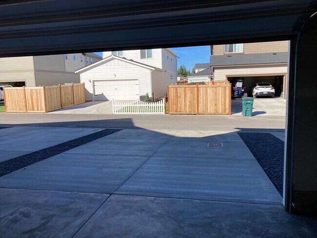 Amplio garaje para 2 coches - 94 E Spirea Ln