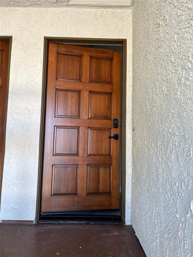 Foto del edificio - 1214 Huntington Dr
