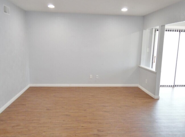 Foto del edificio - RECENTLY REMODELED, FRESHLY PAINTED HOME IN NORTHEAST FORT WORTH