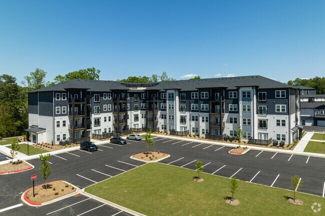 Edificio y estacionamiento - The Lively at Drayton Mills