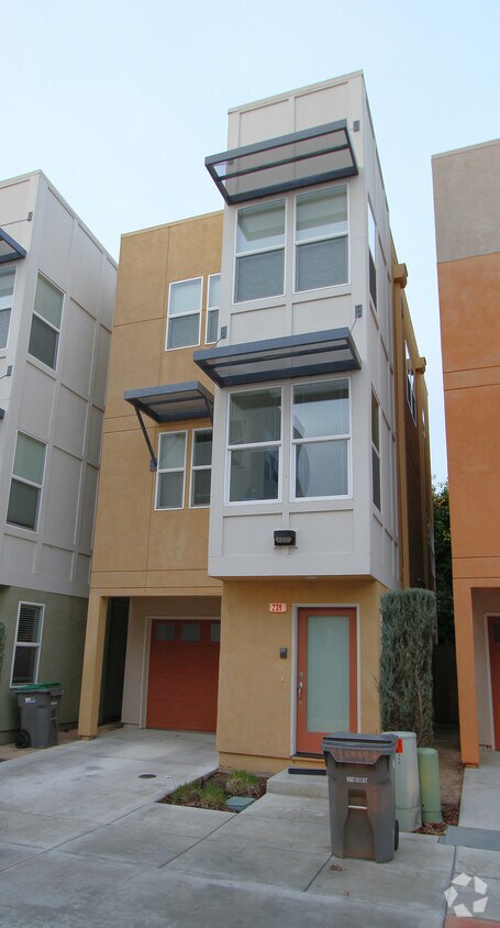 Building Photo - River's Side