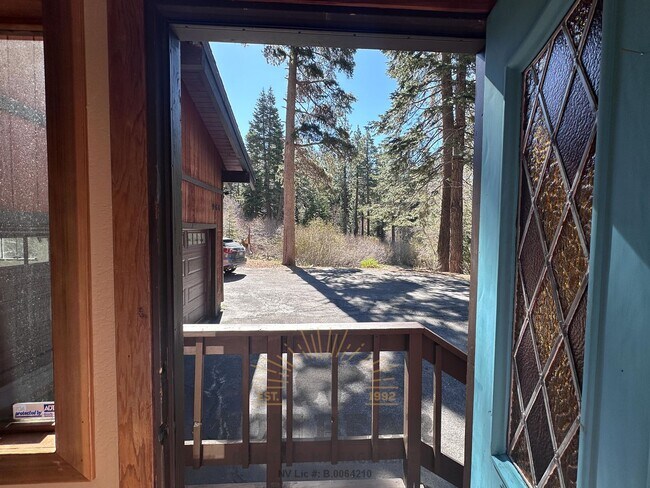 Foto del edificio - Spacious 3 Bed, 3.5 Bath Home with Forest ...