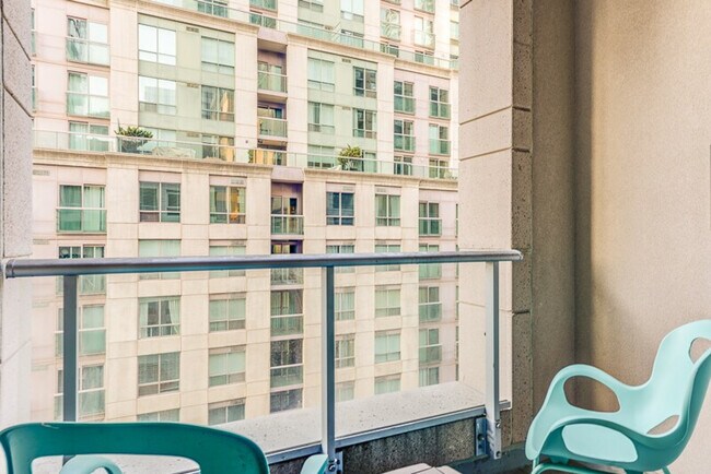 Photo du bâtiment - 210 Adelaide St W