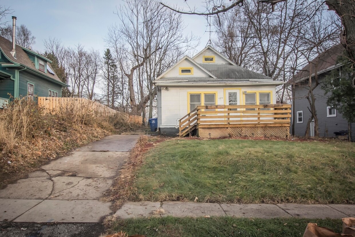 Primary Photo - Spacious 3 bedroom 1 bath