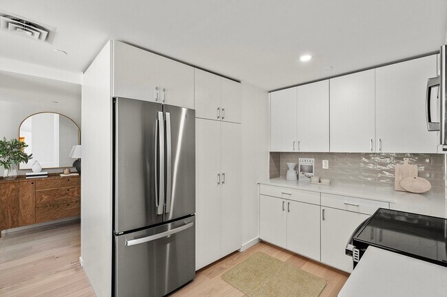Building Photo - 975 Memorial Dr