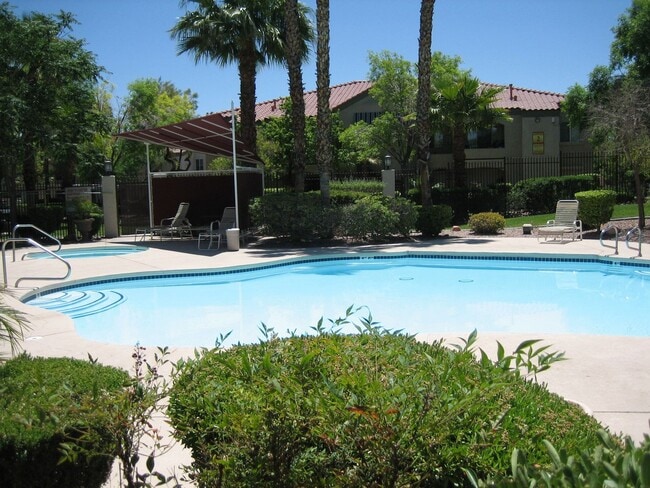 Building Photo - NICE CONDO, 3 BEDROOMS, 2 FULL BATHS, NEW ...