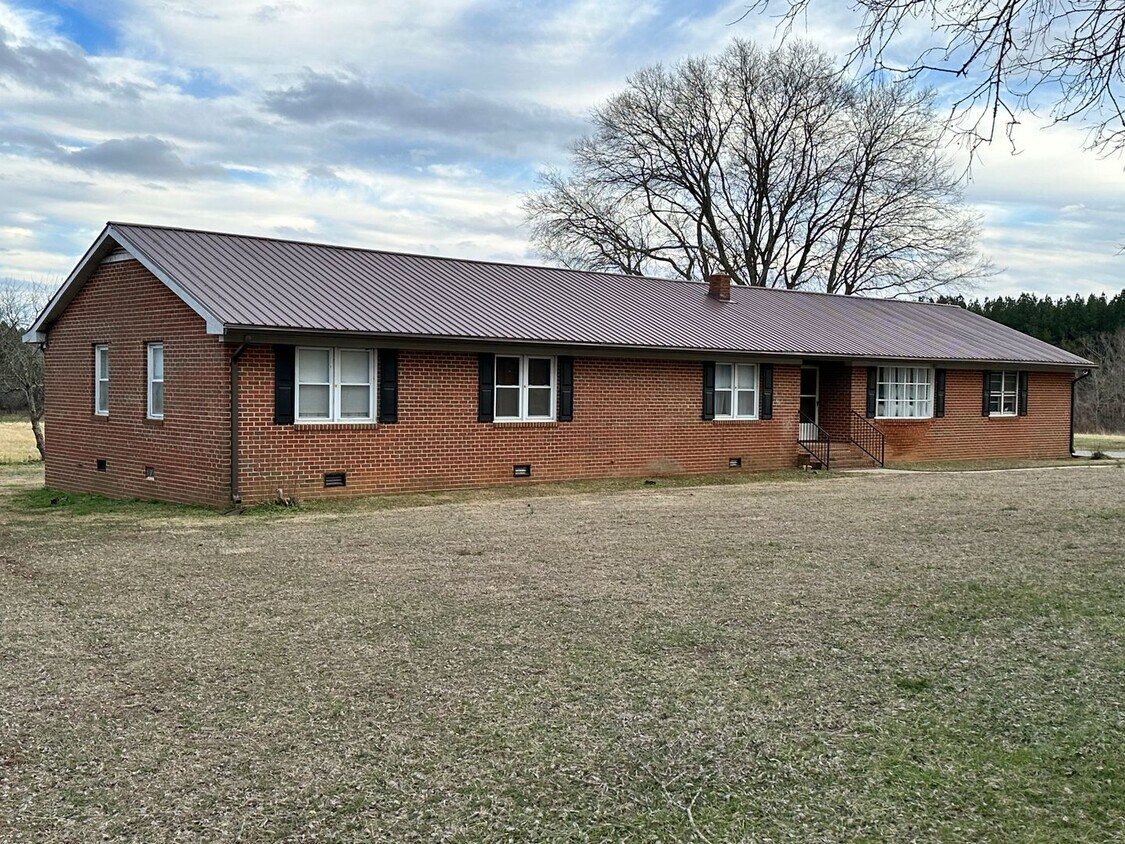 Primary Photo - 5-Bedroom Close to Farmville in Quiet Sett...