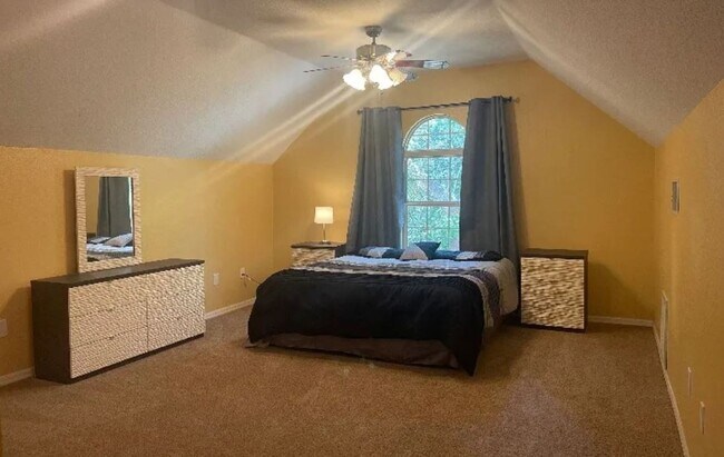 Foto del edificio - Welcome to this private retreat offering the perfect blend of luxury space and outdoor living.