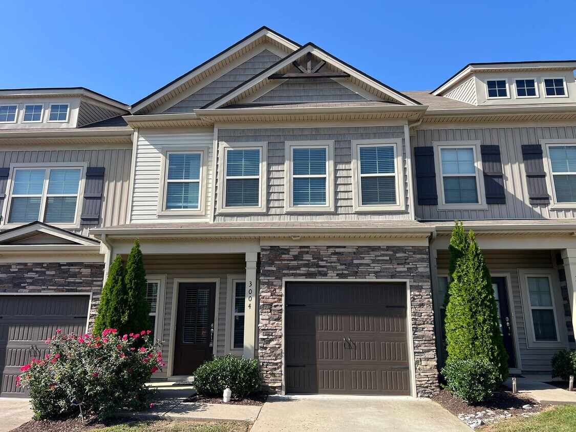 Foto principal - Beautiful Open Concept 2 BR 2.5 Townhome i...