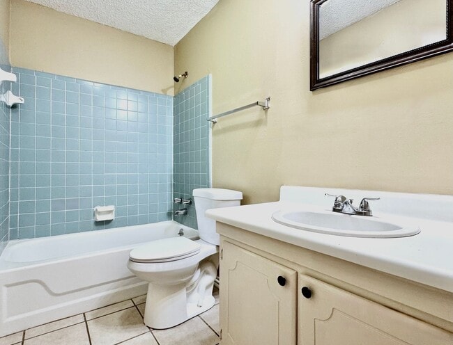 Building Photo - Cute 3BR/2BA Home with Garage & Fenced Yar...