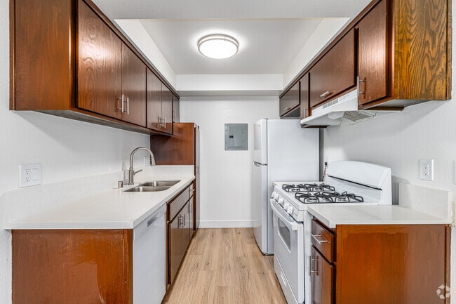 2 habitaciones, 1 baño - 965 pies cuadrados - Cocina - Pioneer Plaza