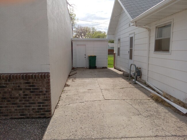 Driveway - 206 S Bell St