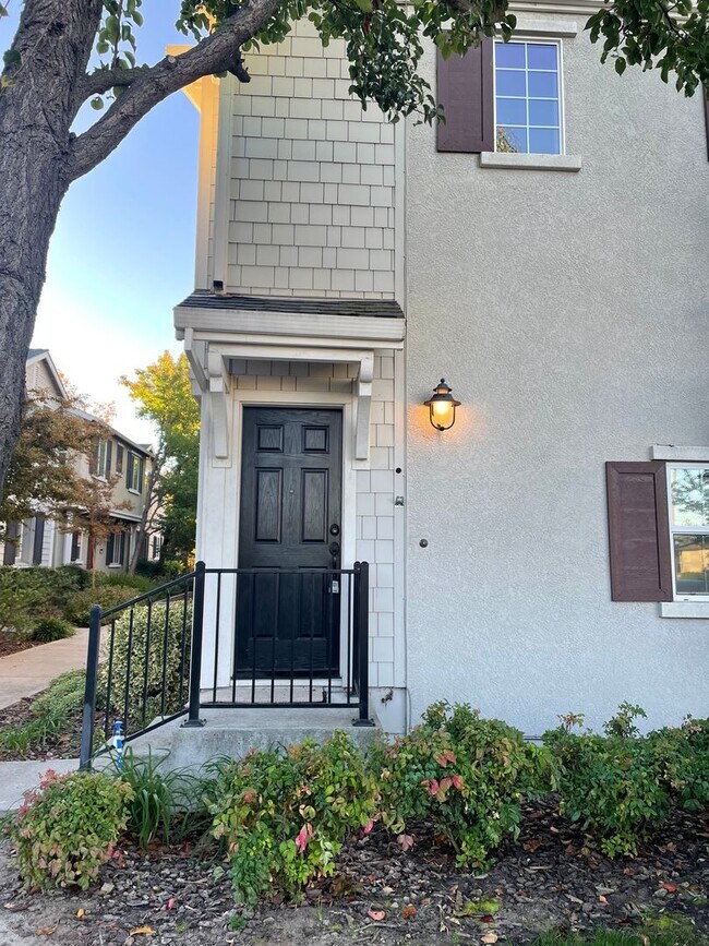 Foto del edificio - Beautifully Updated 3BD/2.5BA Townhouse in Citrus Heights!
