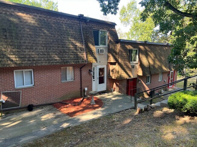 Building Photo - 645 Robbins Ave