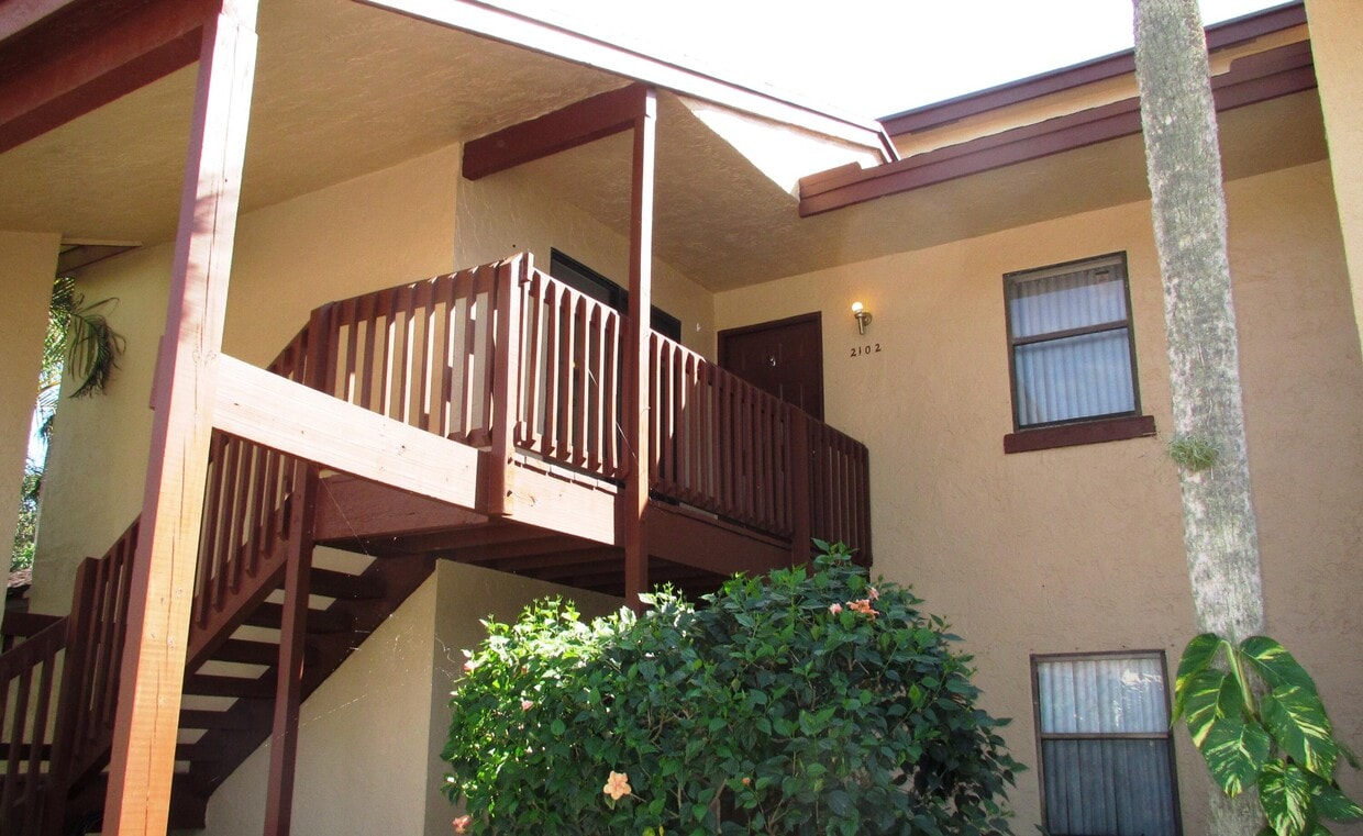 2102 Lakeview Dr W, Royal Palm Beach, FL 33411 Condo for Rent in