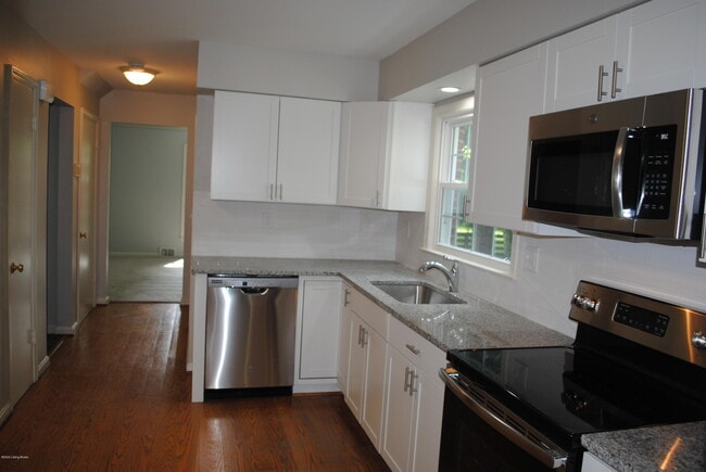 Building Photo - 9836 Longwood Cir
