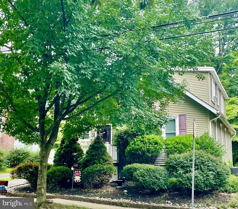 Primary Photo - 16 Evergreen Ln