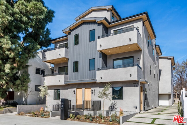 Building Photo - 10821 Morrison St