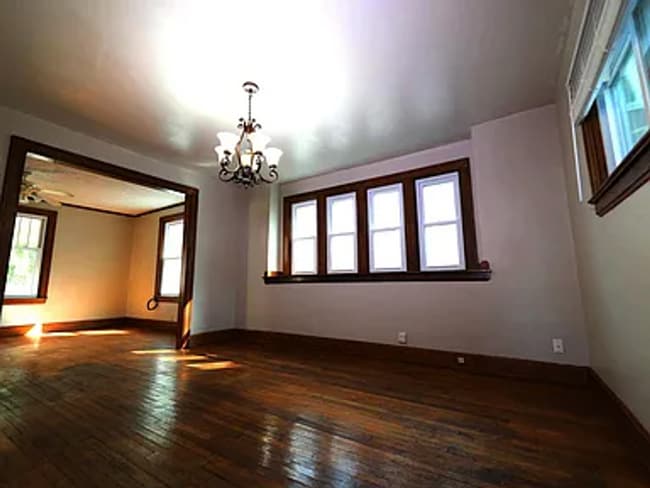 Building Photo - 910 S 25th St