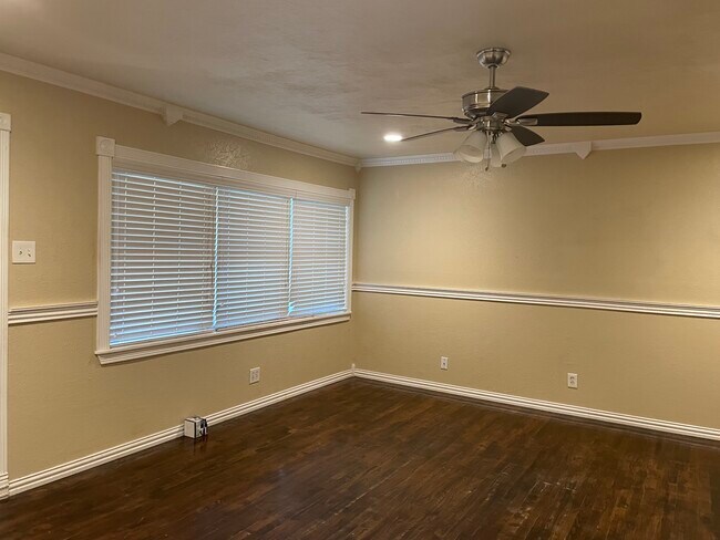 Building Photo - 717 Pinehurst Dr
