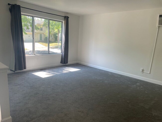 Building Photo - 3 bedroom 2 bath, fresh paint and carpet