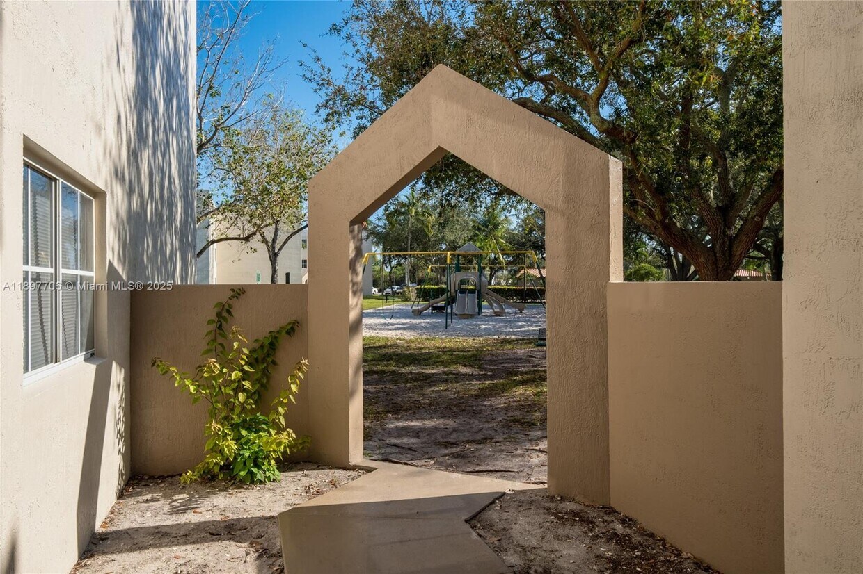 Foto principal - 6065 NW 186th St