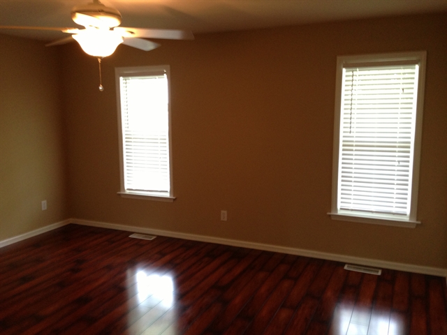 Foto del edificio - 305 Hidden Creek Rd
