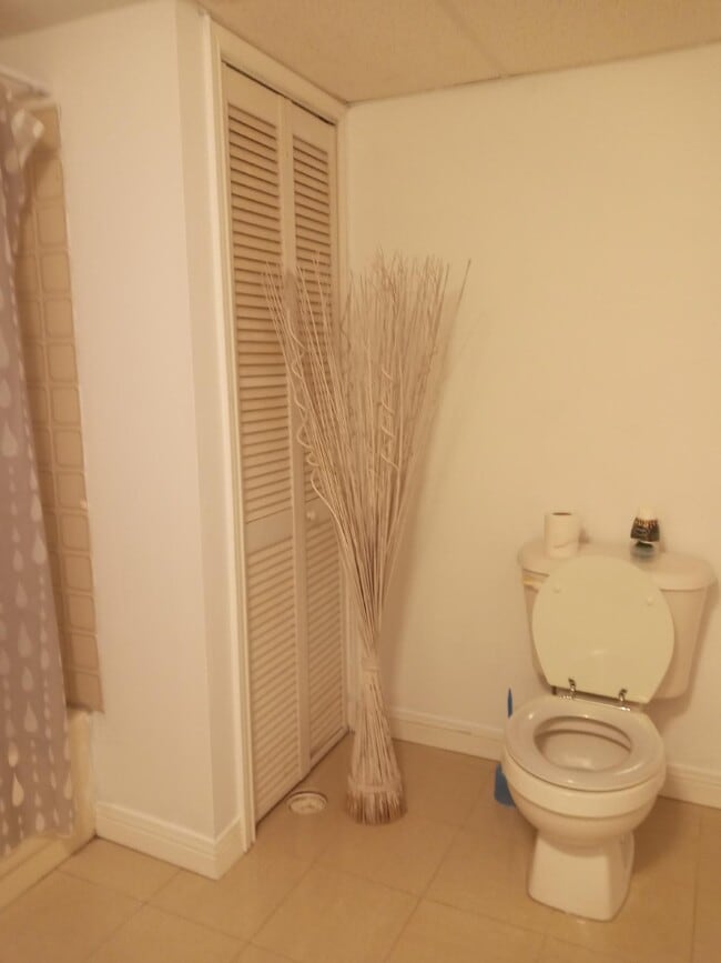 Bathroom - 976 Glenhare St