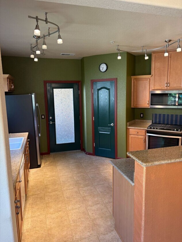 Foto principal - Modern Comfort in West Sacramento – 2 Bed,...