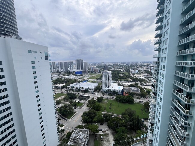 Building Photo - 1800 N Bayshore Dr