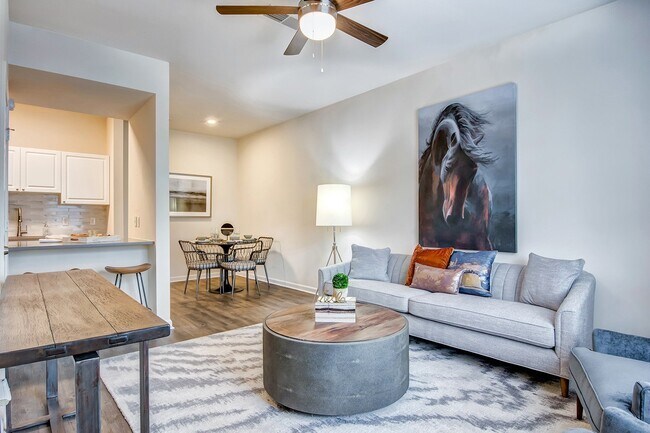 Sala de estar y comedor - Elevation 3505 Apartments & Townhomes