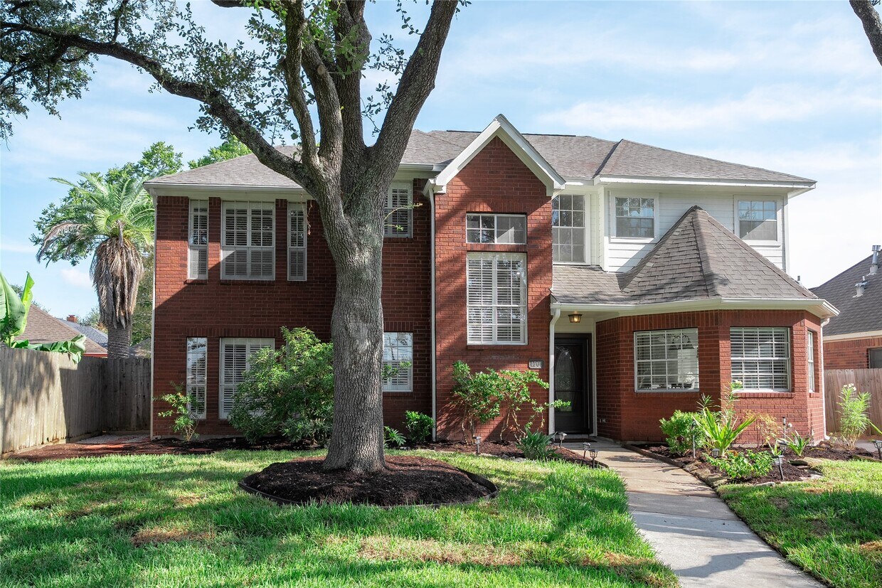 Primary Photo - 4700 Broadmoor Dr
