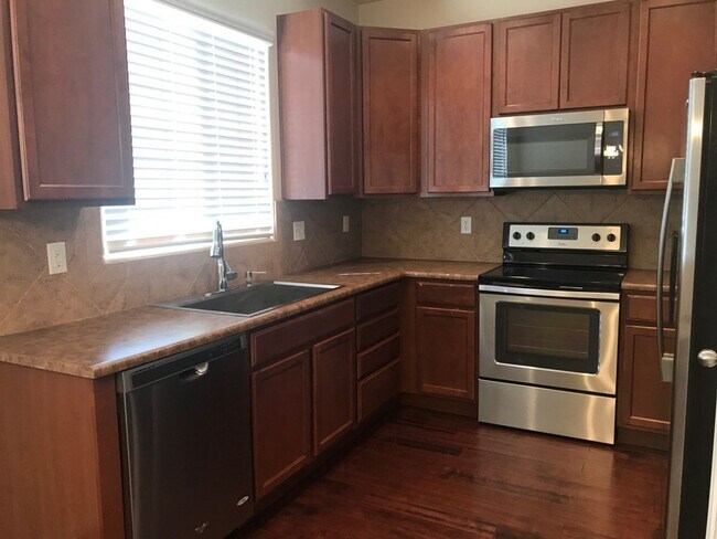 Building Photo - CHARMING 2BD TOWNHOME IN THE VISTAS AT NOR...