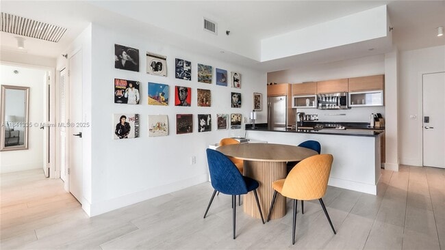 Building Photo - 950 Brickell Bay Dr